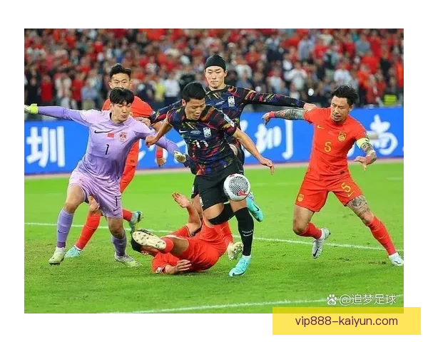 东亚杯期间球迷歌声热烈，赛事氛围持续升温